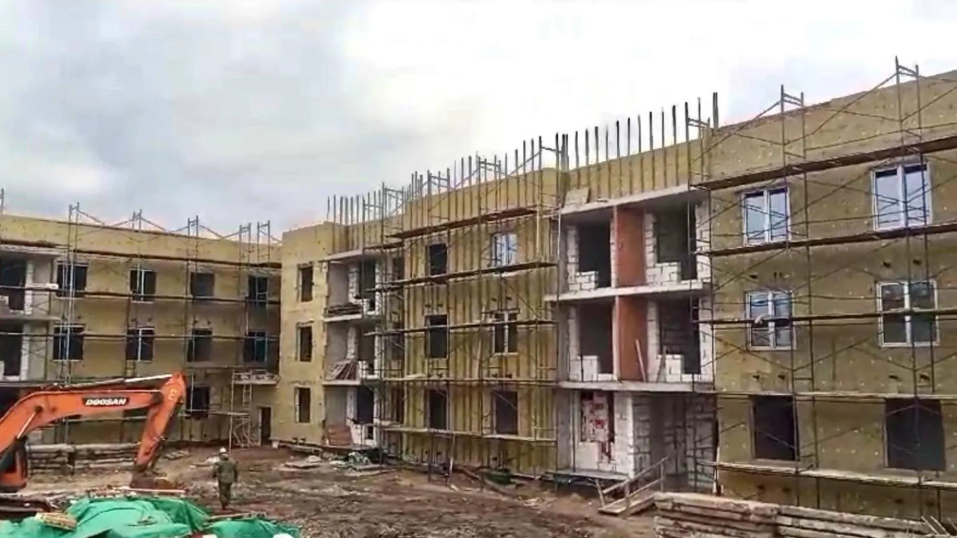 Порядка тридцати пять рабочих завершают строительство дома в подмосковной Шатуре