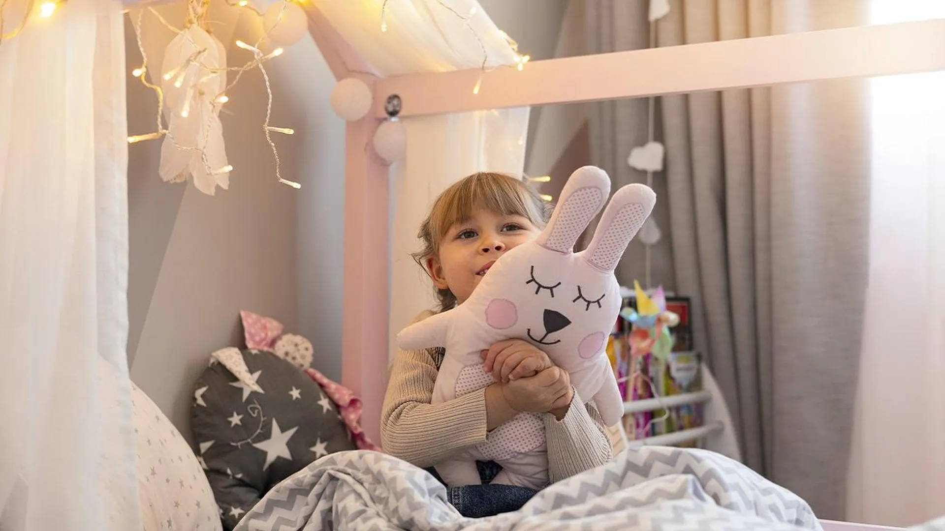 Ночник, гирлянды и мягкая игрушка: как оформить детскую, чтобы ребенок был счастлив