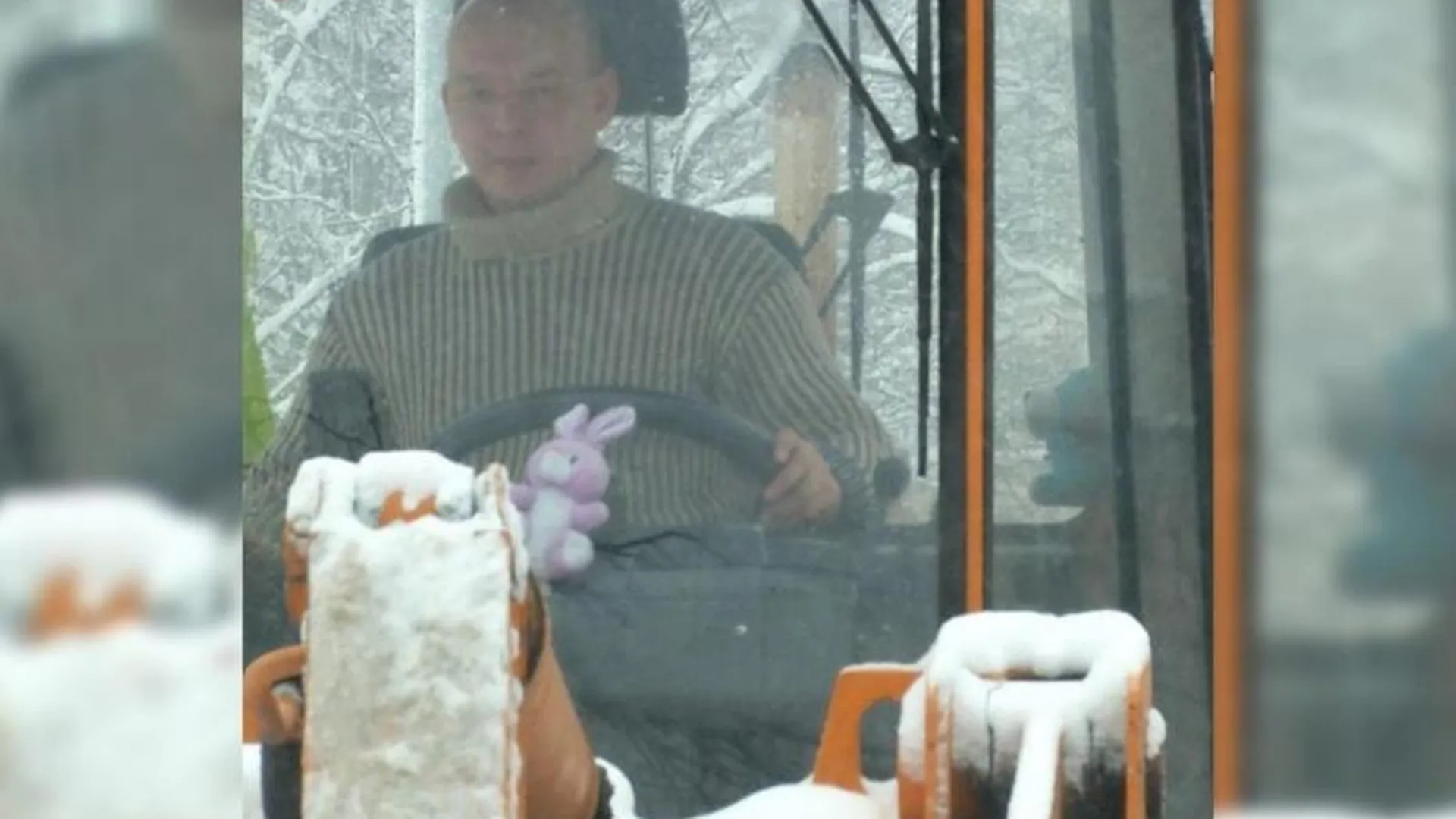 Снегоуборщик с розовым зайцем очаровал жителей Балашихи