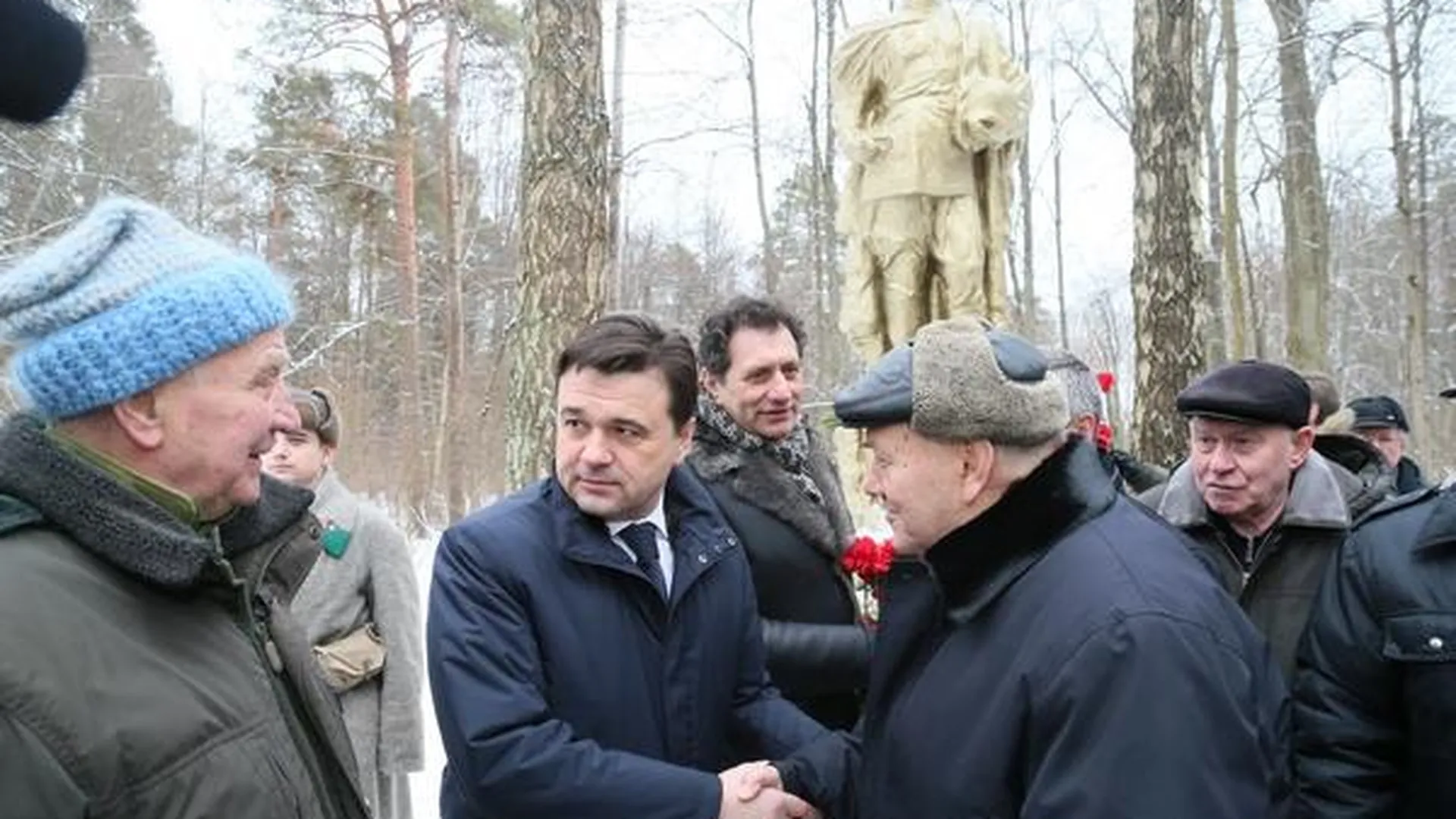 Воробьев возложил венок к «Бронзовому солдату» в Звенигороде