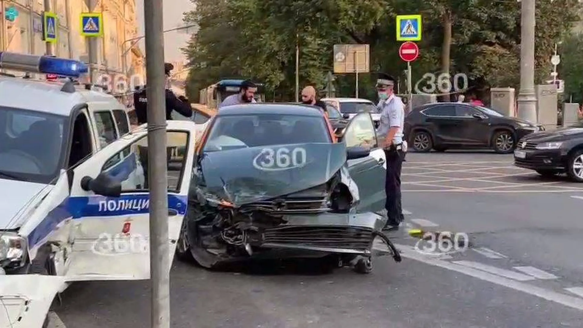 Машины каршеринга и полиции попали в ДТП в Москве. Видео