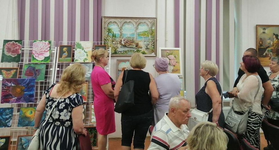 Выставку картин Елены Лазаренко «Благословенное лето» открыли в Мытищах