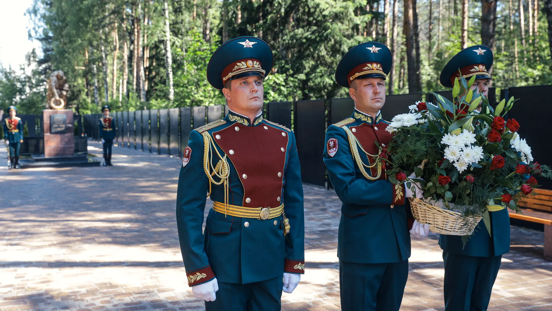 Цветы в память о солдатах возложили в Дубне и Балашихе в День памяти и скорби