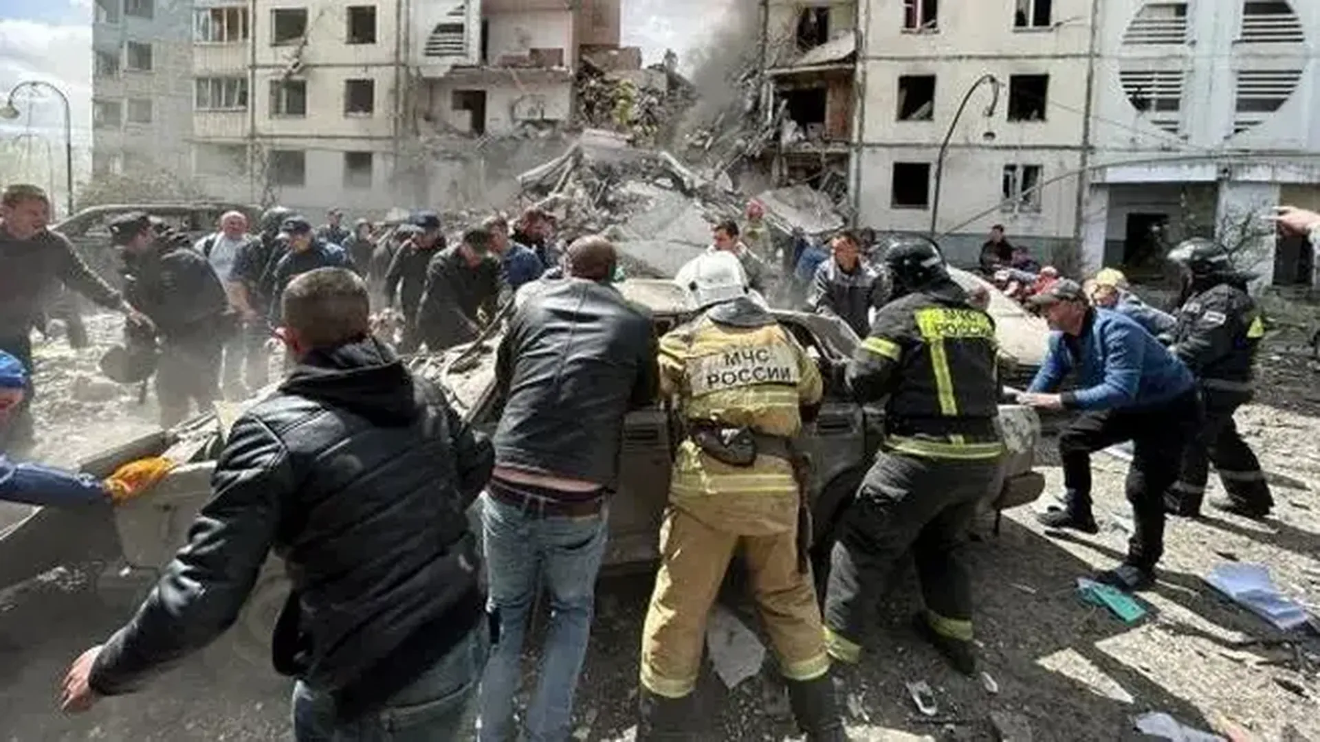 Спасатели вытащили из-под завалов дома в Белгороде 15-го погибшего