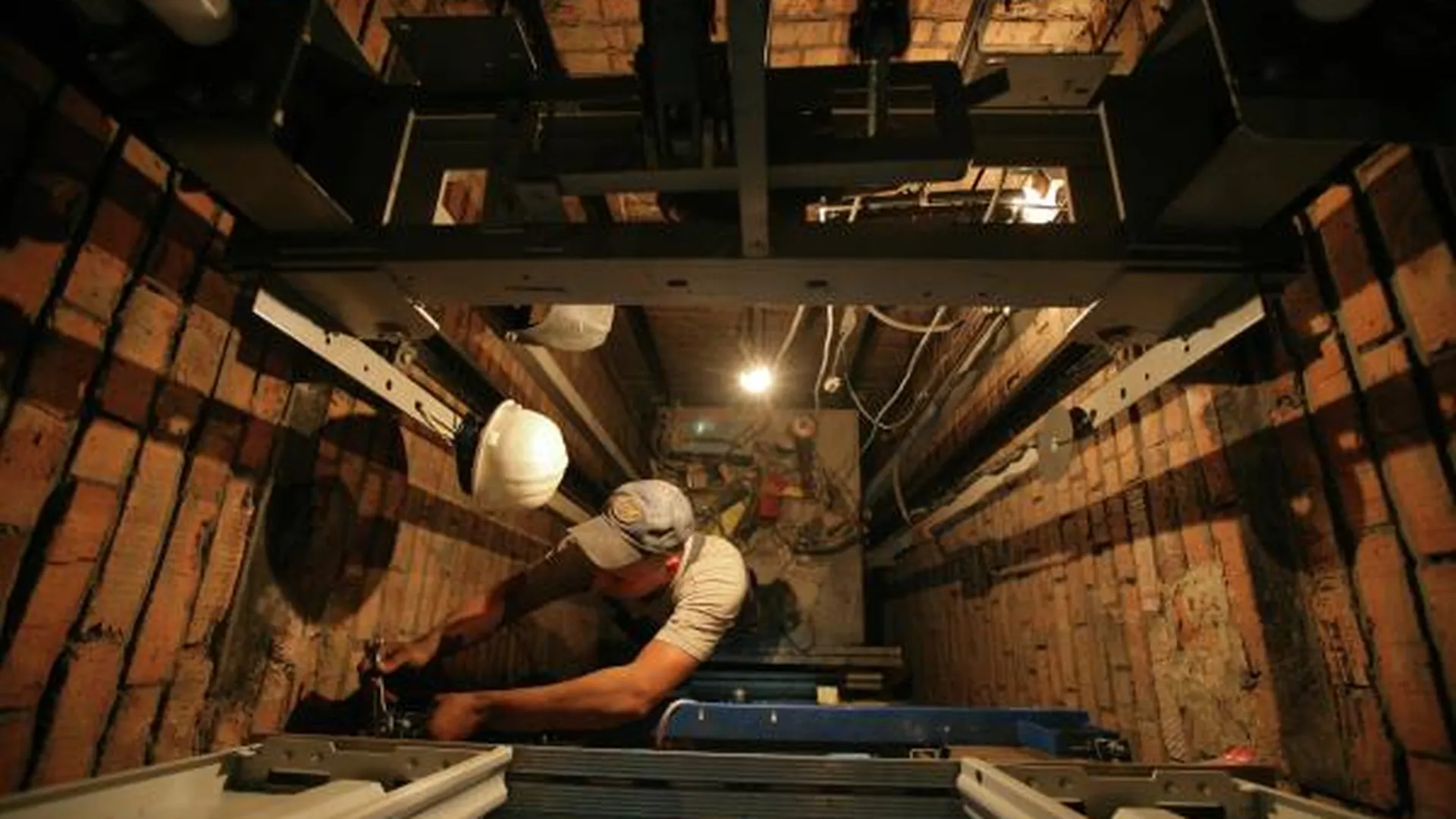 Рабочий упал в шахту лифта в московском бизнес-центре