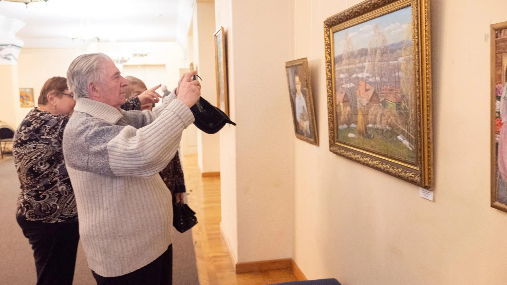 Областная выставка живописи «Я горжусь тобой, Россия!» открылась в Лыткарине