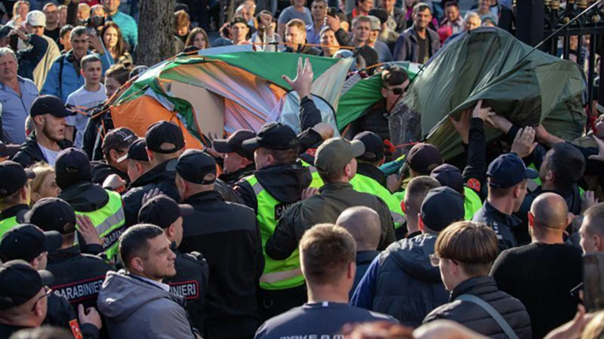 Молдавские полицейские жестко задерживают участников антиправительственных протестов в Кишиневе