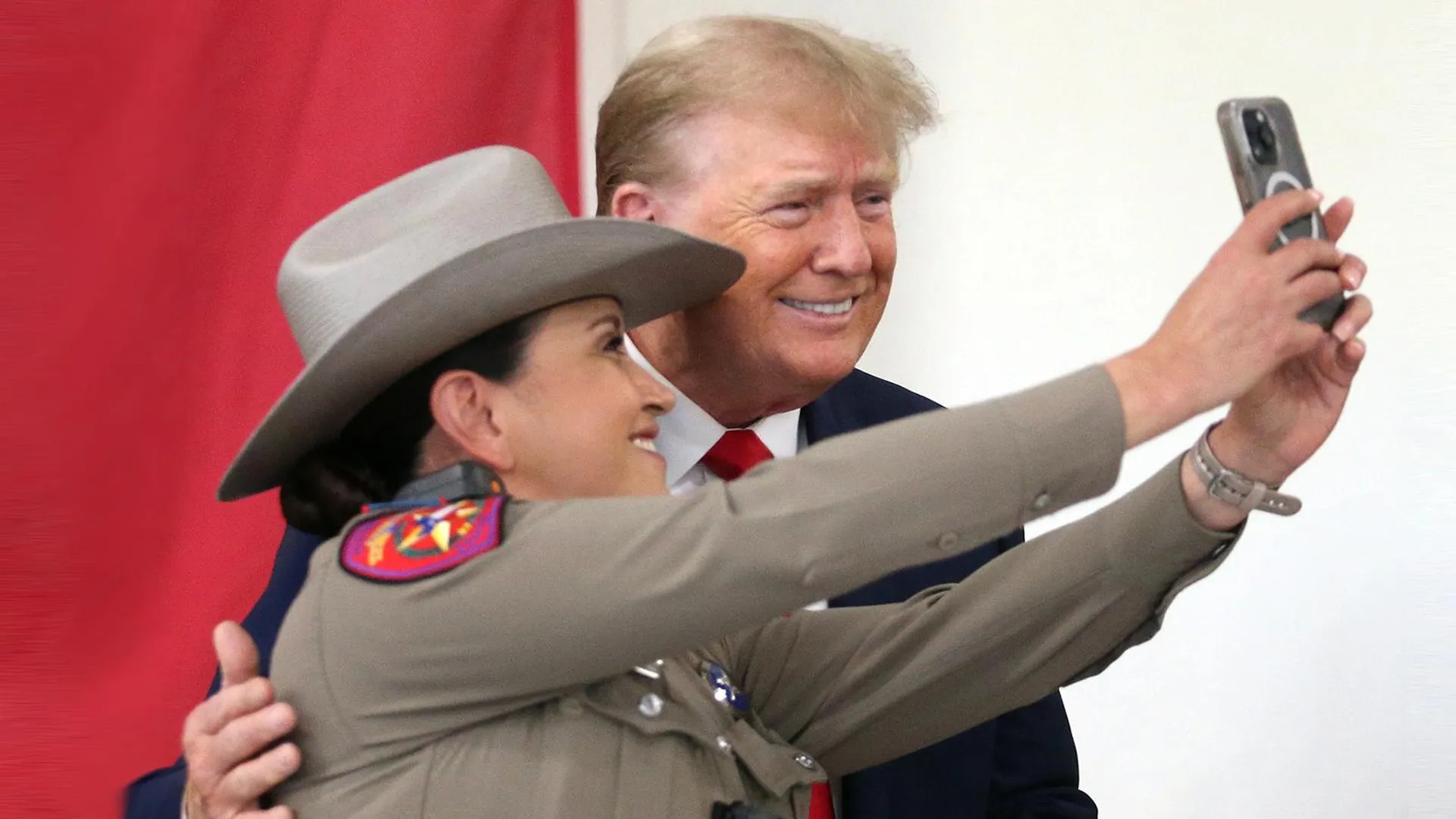 Селфи Дональда Трампа с полицейским в международном аэропорту Южного Техаса, 2023 год. Фото: : Delcia Lopez.