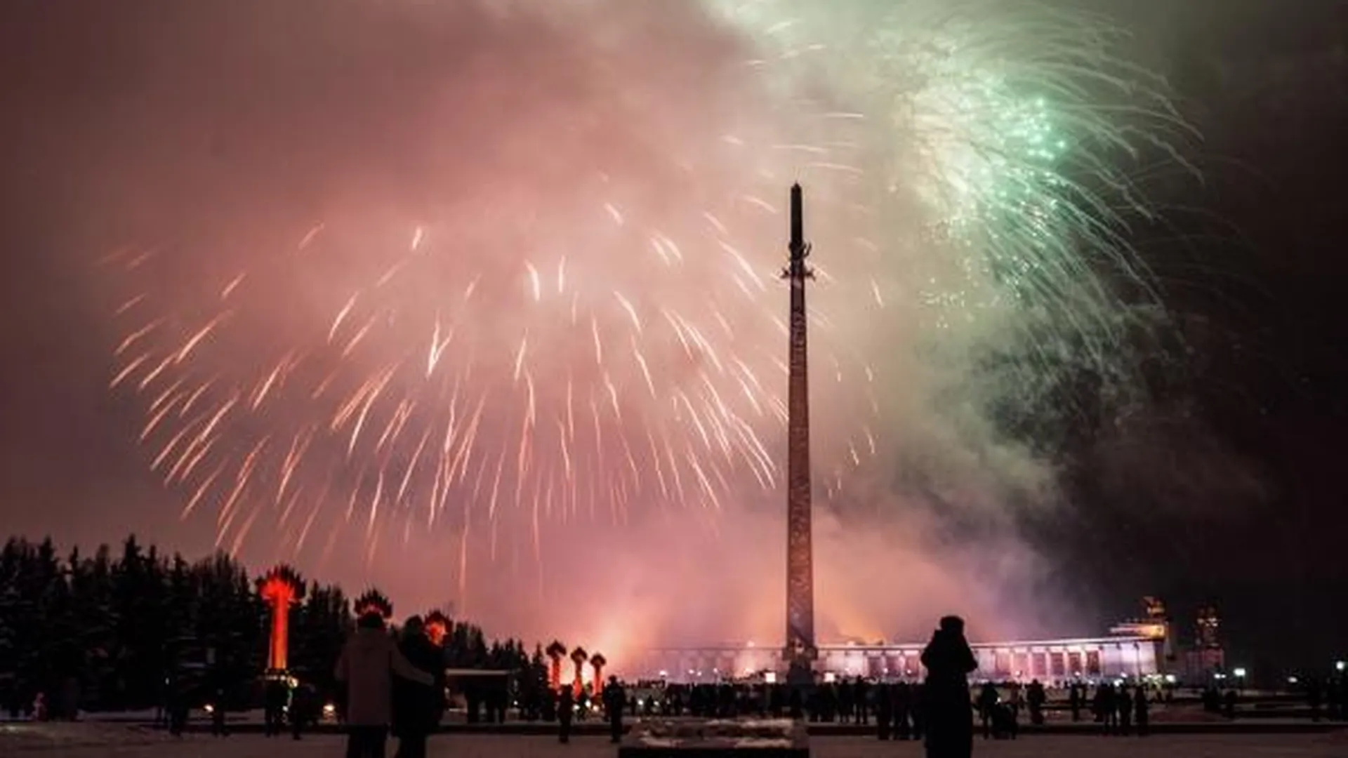 В небо над Москвой 23 февраля запустят 10 тысяч фейерверков