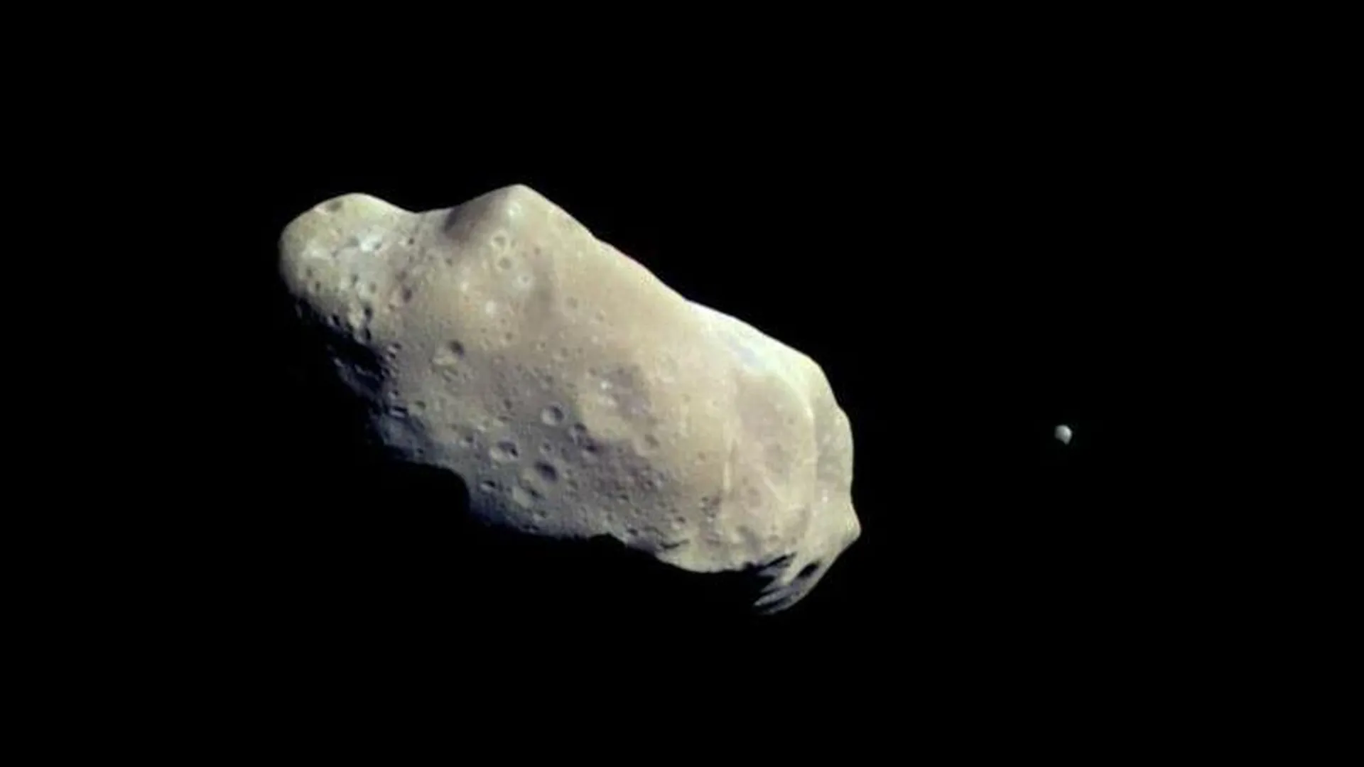 Астероид размером с многоэтажный дом пролетел мимо Земли