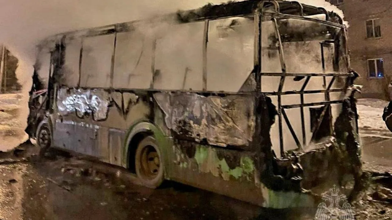 Автобус ПАЗ полностью сгорел в Тюмени