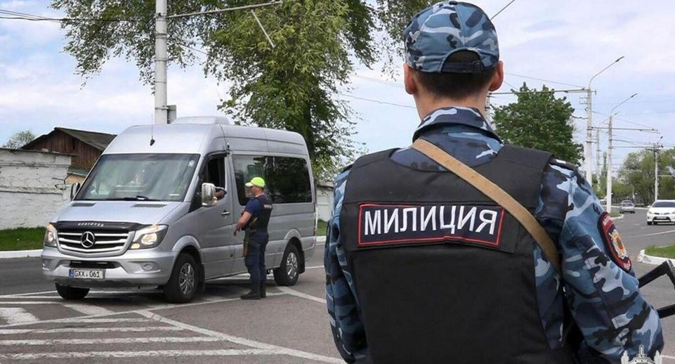 Источник 360.ru: в Москве мужчина с пистолетом напал на сотрудницу банка