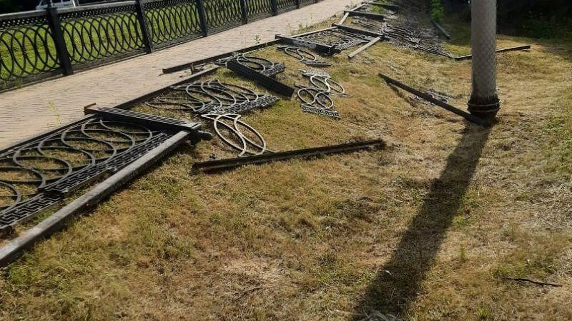 Акт вандализма или благое дело: подростки в Хотьково сломали забор