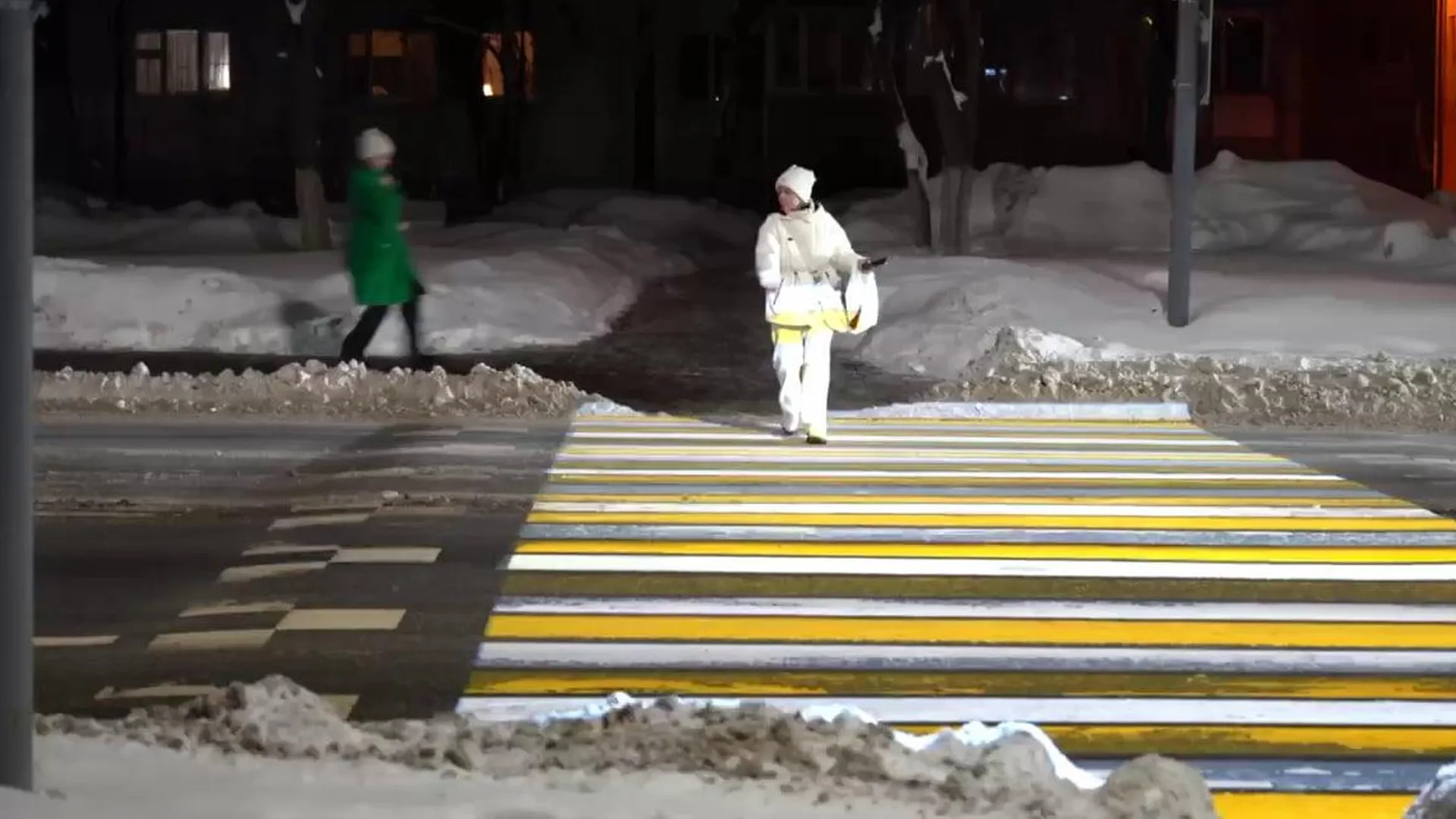 В Городском округе Пушкинский появились проекционные пешеходные переходы и дорожные знаки с внутренней подсветкой
