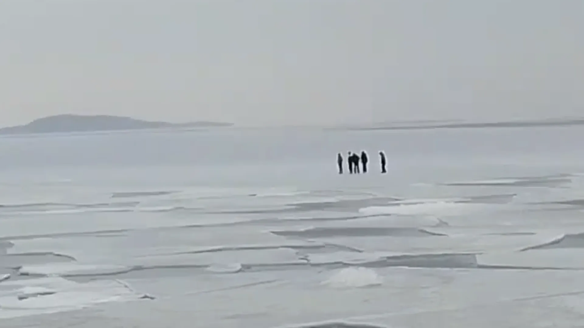 Школьники во Владивостоке застряли на дрейфующей льдине