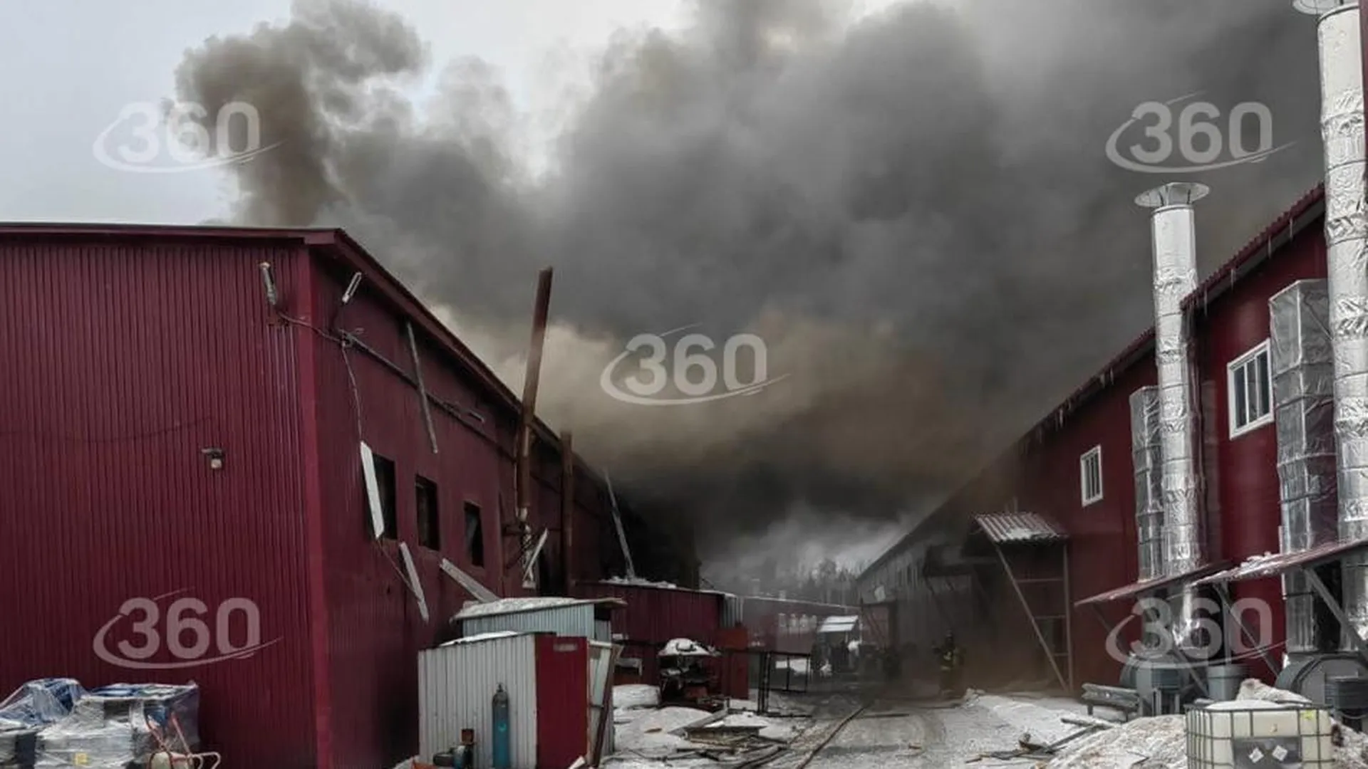 Появилось новое видео с места пожара на заводе в Рошале