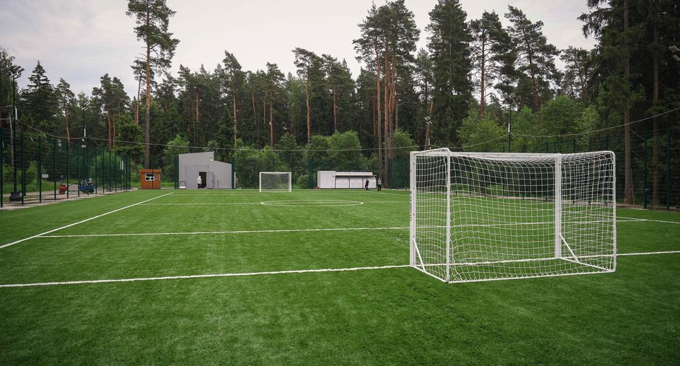 Новое футбольное поле открыли в микрорайоне Железнодорожном в Балашихе
