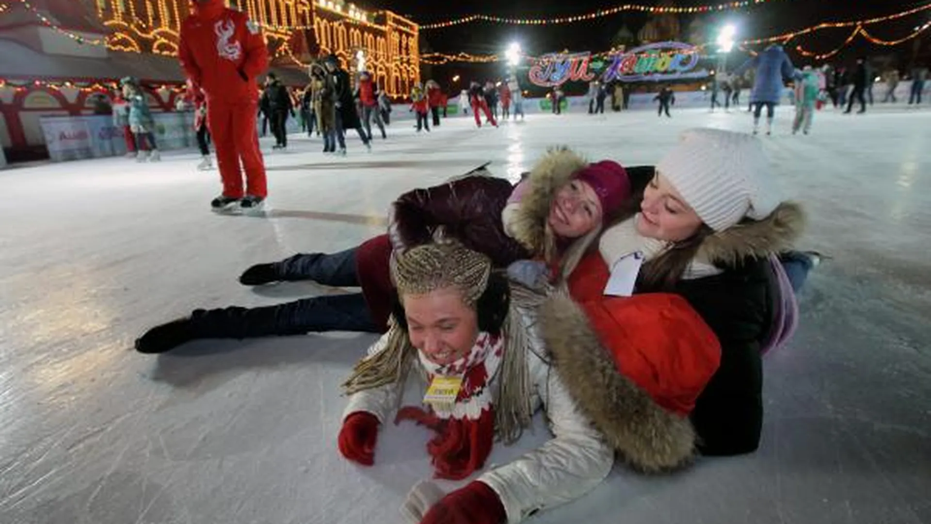 Студенты московских вузов катаются на катке на Красной площади на празднике в честь Дня студента
