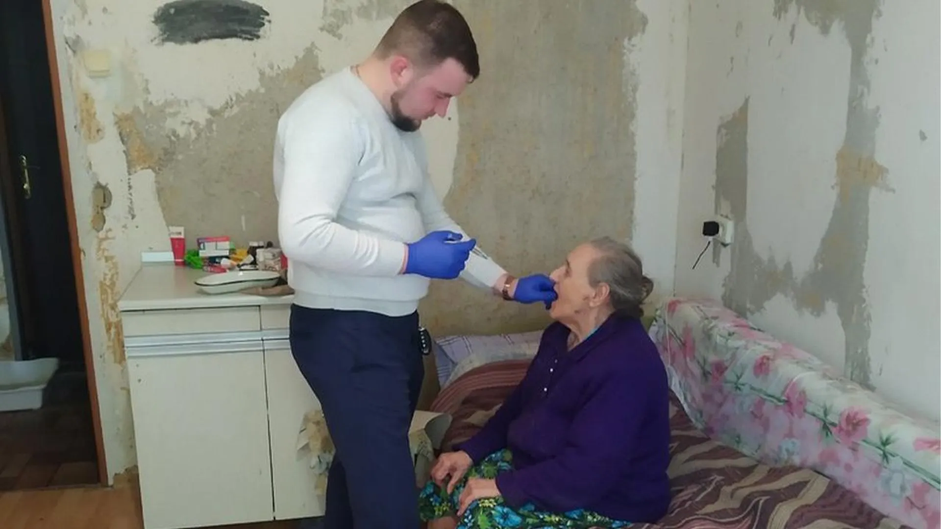 Донецкие врачи помогли пожилой женщине во время обстрела ВСУ