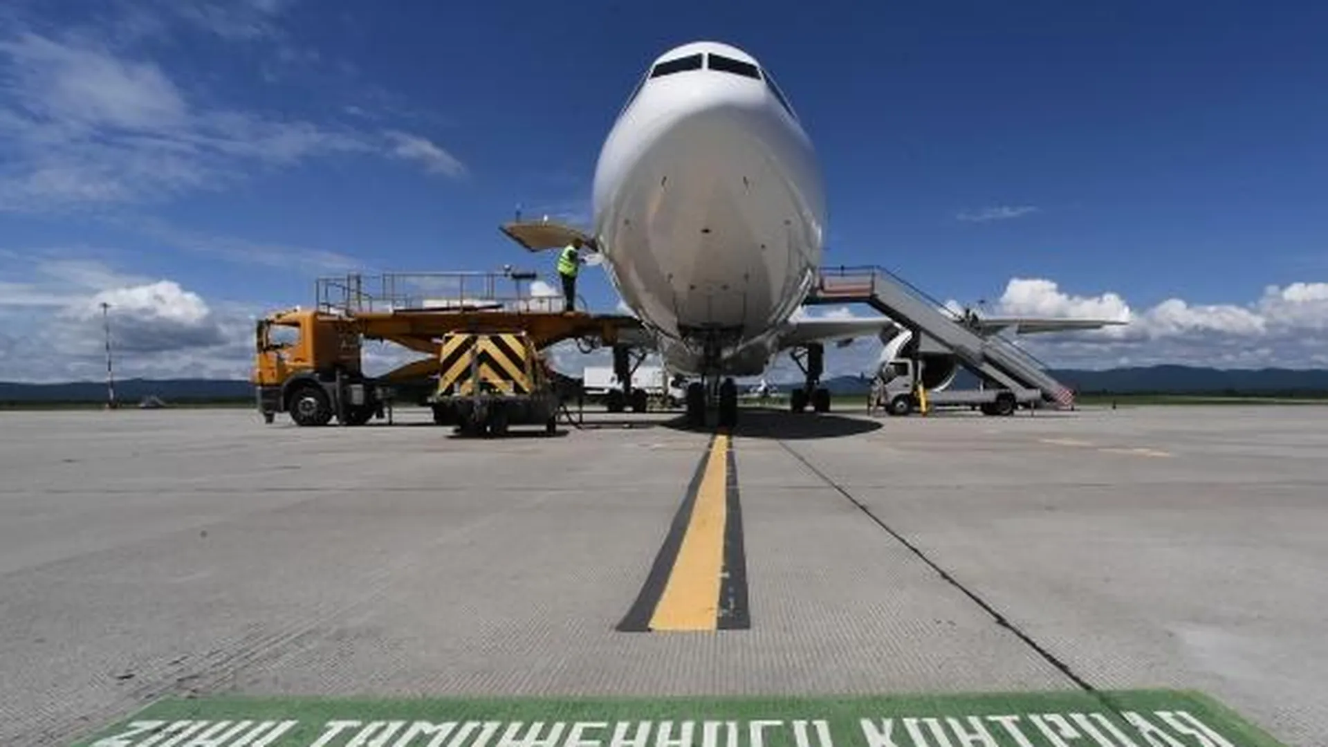 Самолет авиакомпании «Победа» повредили в аэропорту Сочи