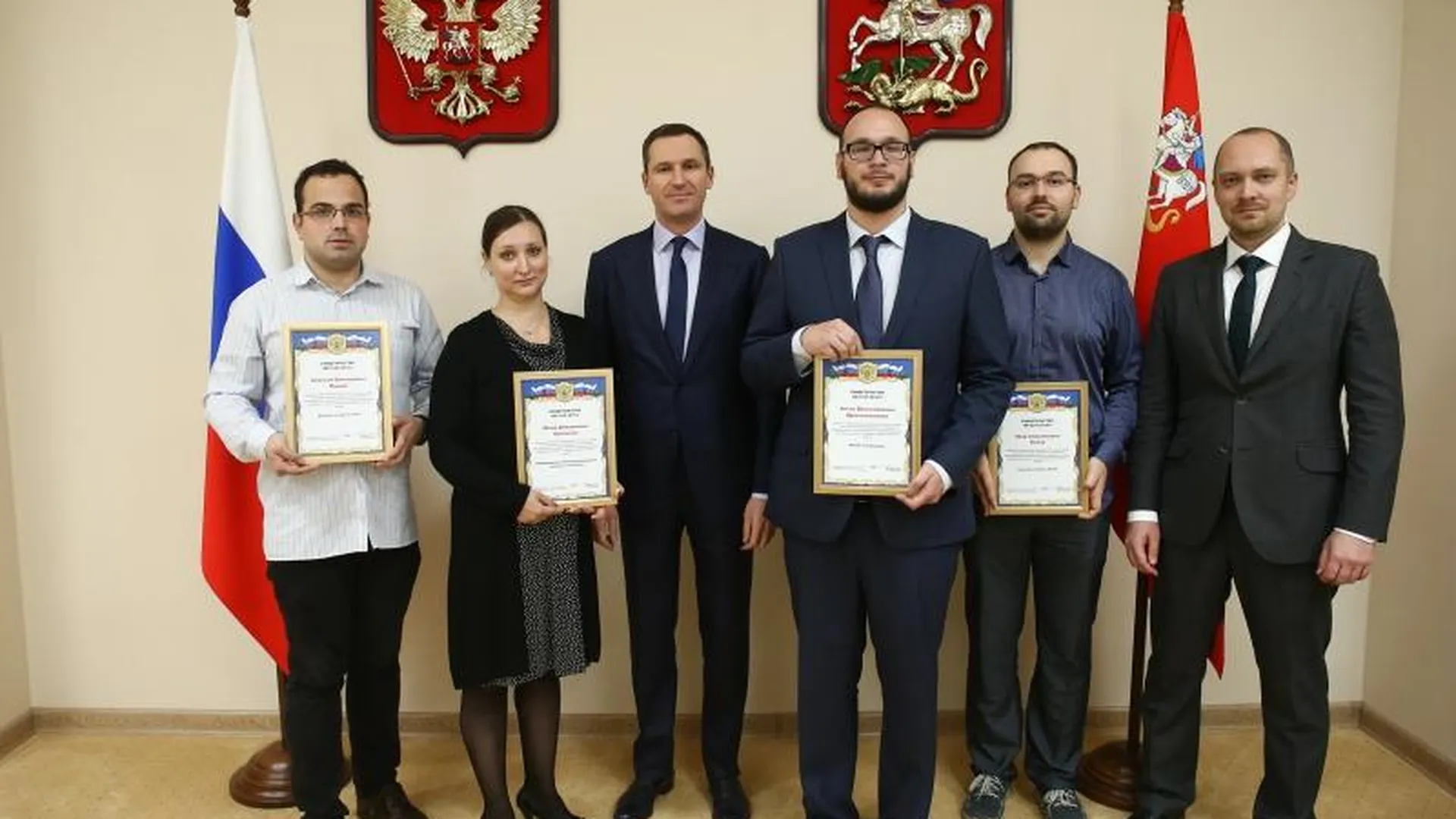 Пяти молодым ученым из Подмосковья вручили сертификаты на президентские гранты