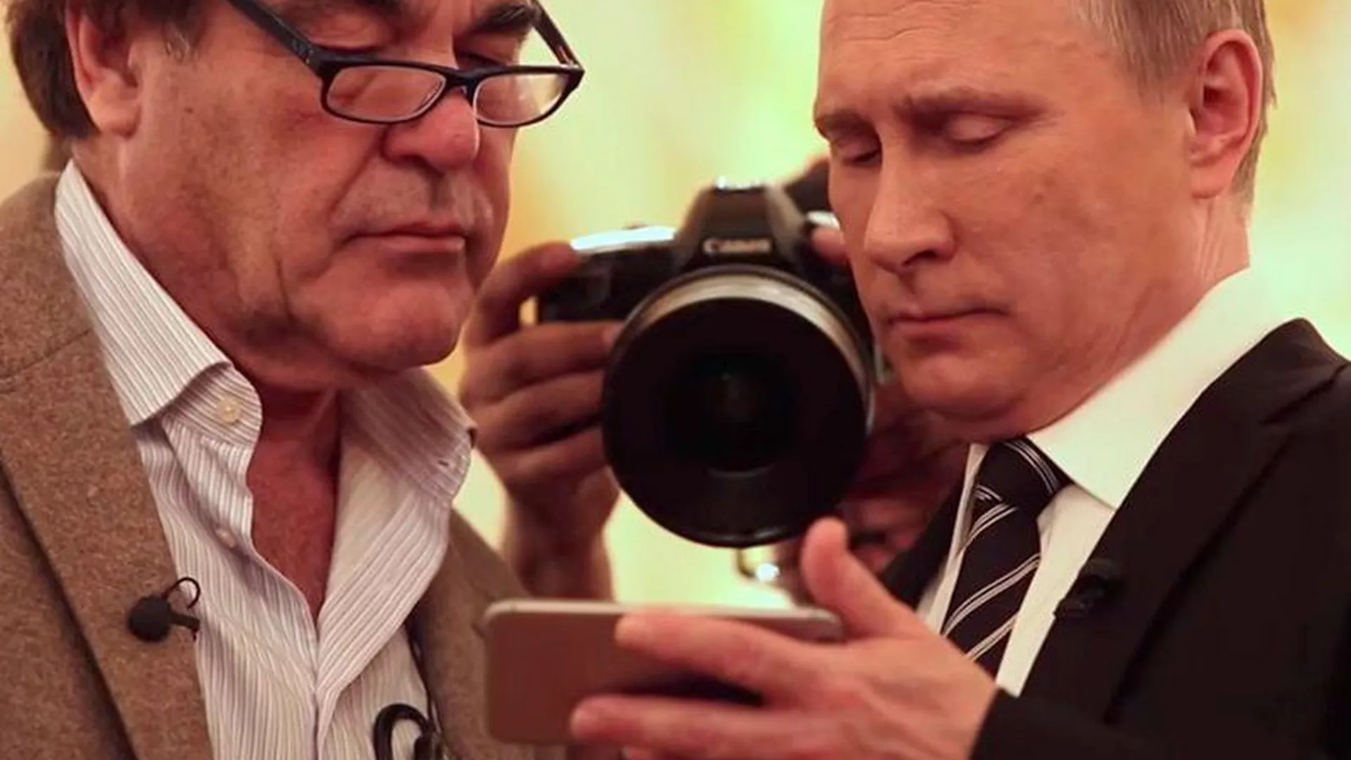 Стало известно, кто может снять документальный фильм о Путине