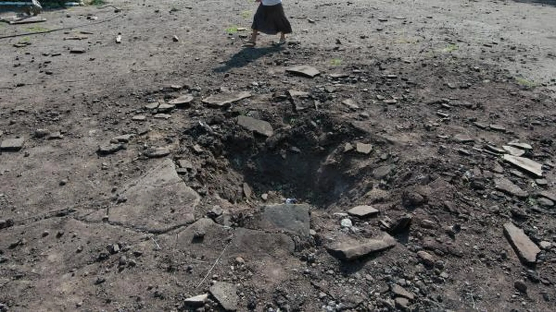 Жители Шебекина обнаружили воронку от снаряда