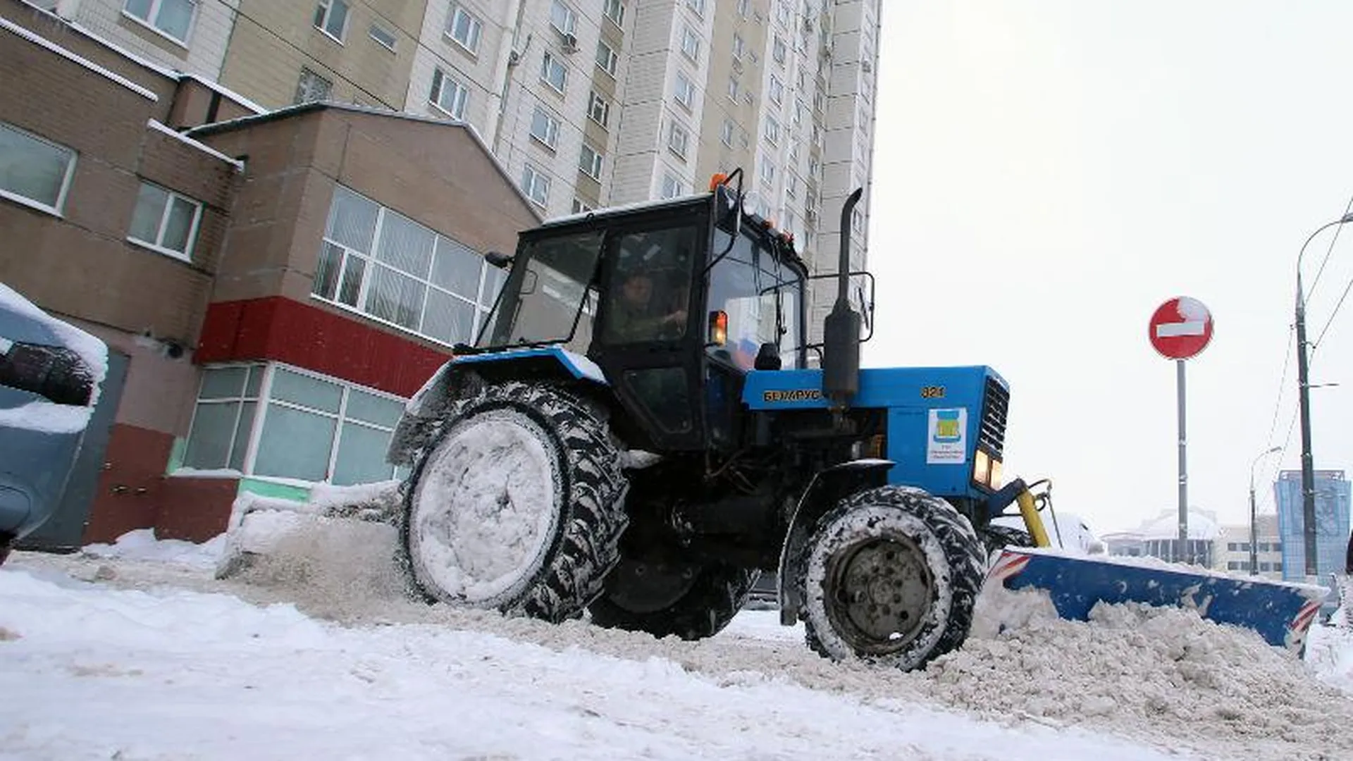 Жители Красноармейска арендовали трактор, чтобы расчистить двор в центре города
