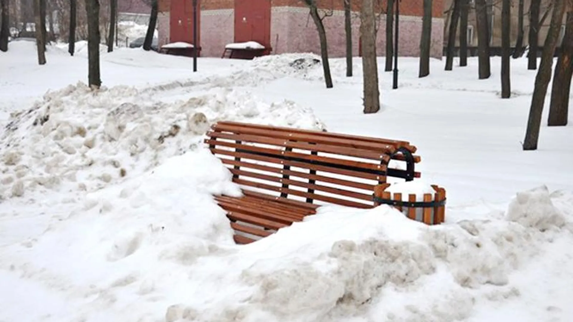 Жители Серпухова и Химок «потеряли» лавочки под снегом