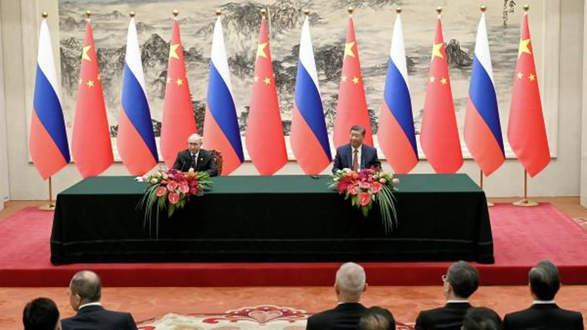 Дипломатический фэн-шуй. Стол переговоров Путина и Си Цзиньпина украсили антуриумами