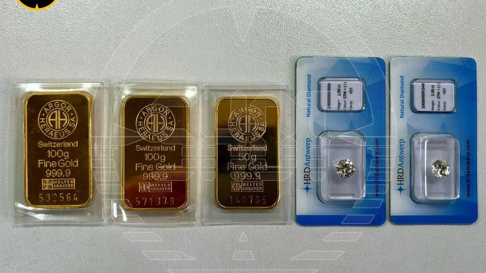«Штирлиц еще никогда не был так близок к провалу»: россиянка попыталась провести золото в обертке от шоколада
