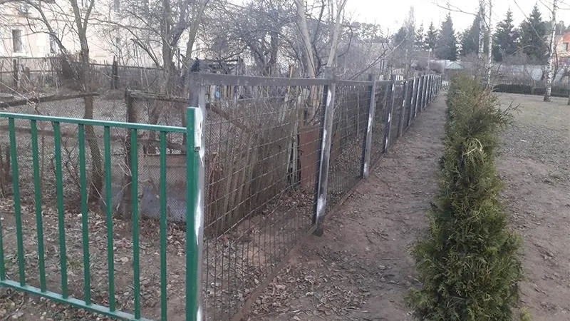 Забор с кладбища установили на детской площадке под Одинцово 