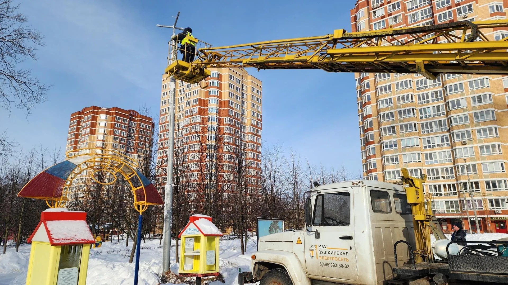 Дополнительную опору освещения с тремя светильниками установили в Городском округе Пушкинский в ивантеевском сквере