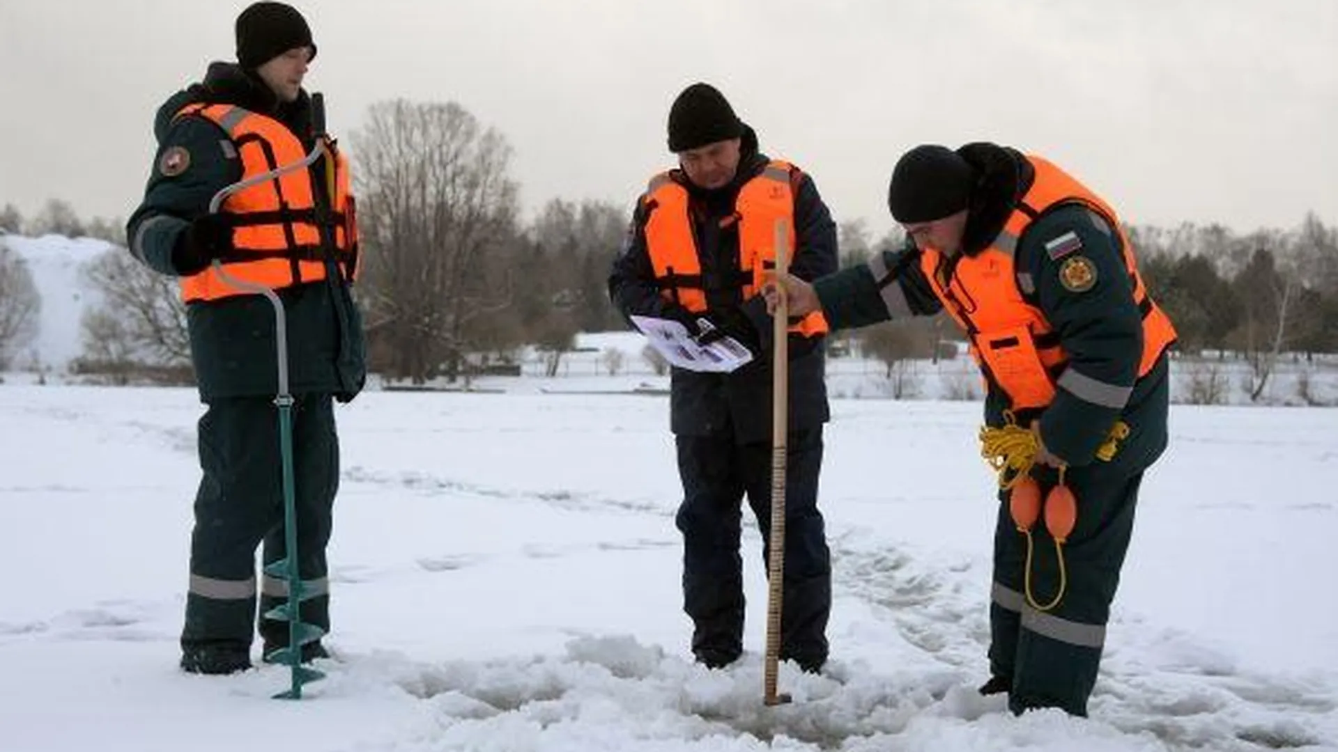Спасатели измерили среднюю толщину льда на подмосковных водоемах