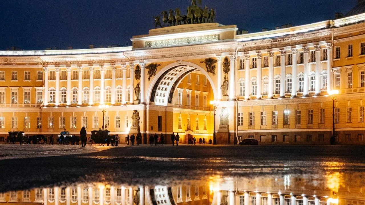 СМИ: На Дворцовой площади Санкт-Петербурга заметили неизвестный дрон