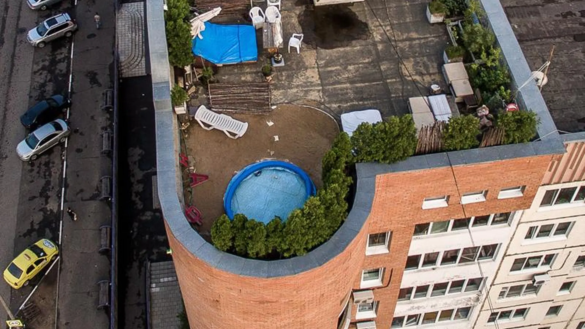 Житель Красногорска построил бассейн на крыше многоэтажки