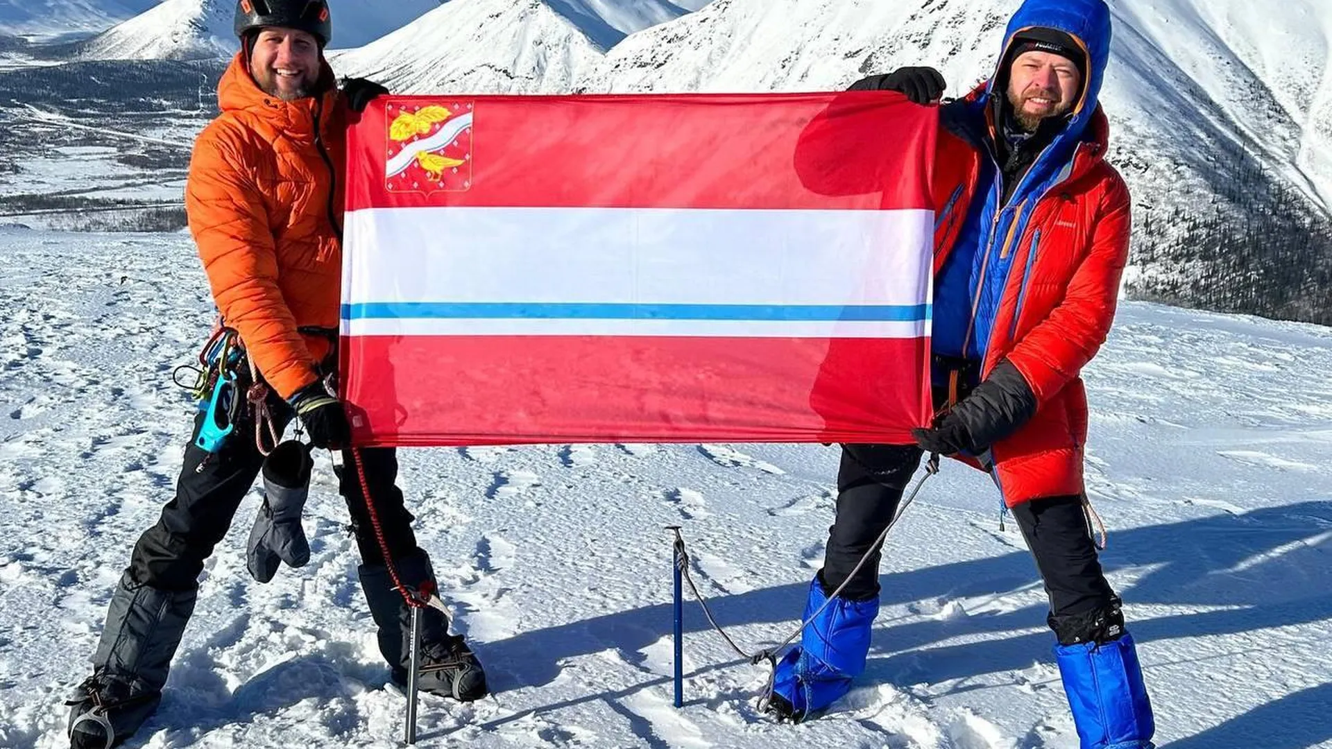Флаг Орехово-Зуева подняли на горе Айкуайвенчорр в Хибинах