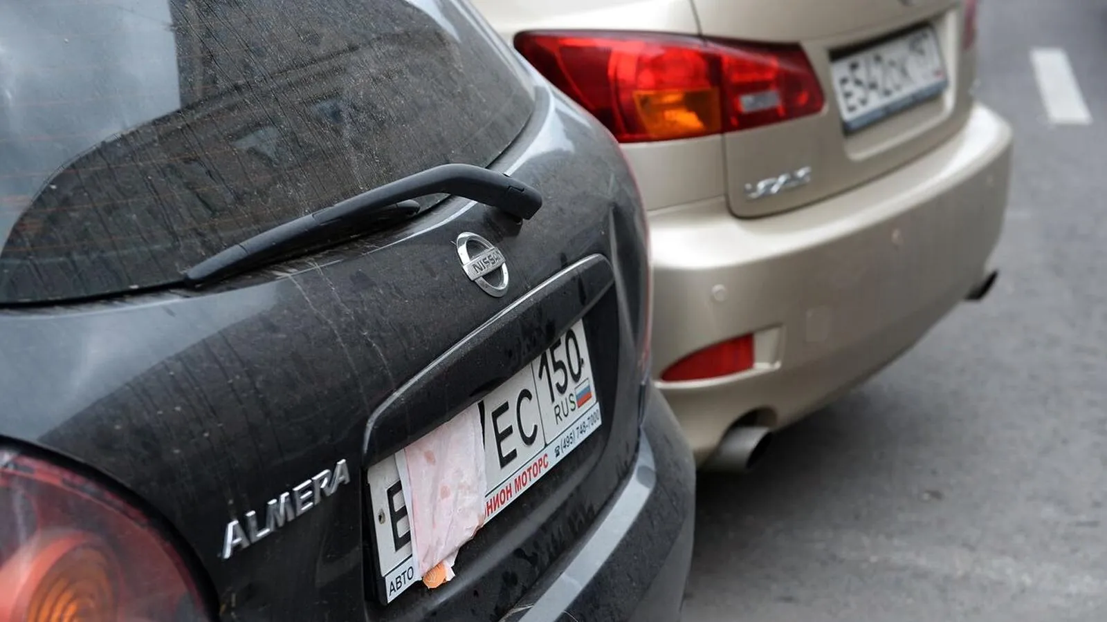 Штрафы за скрытые номера отменят: водителей хотят сразу лишать прав | 360°