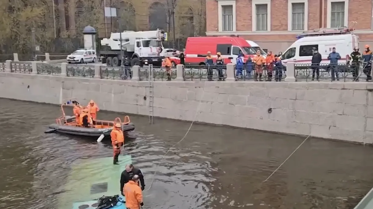 Упавший с моста в Петербурге автобус извлекли из воды | 360°