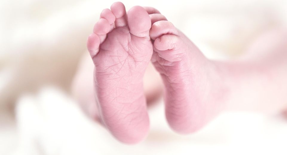 В Италии мать оставила новорожденных близнецов умирать в шкафу в простыне
