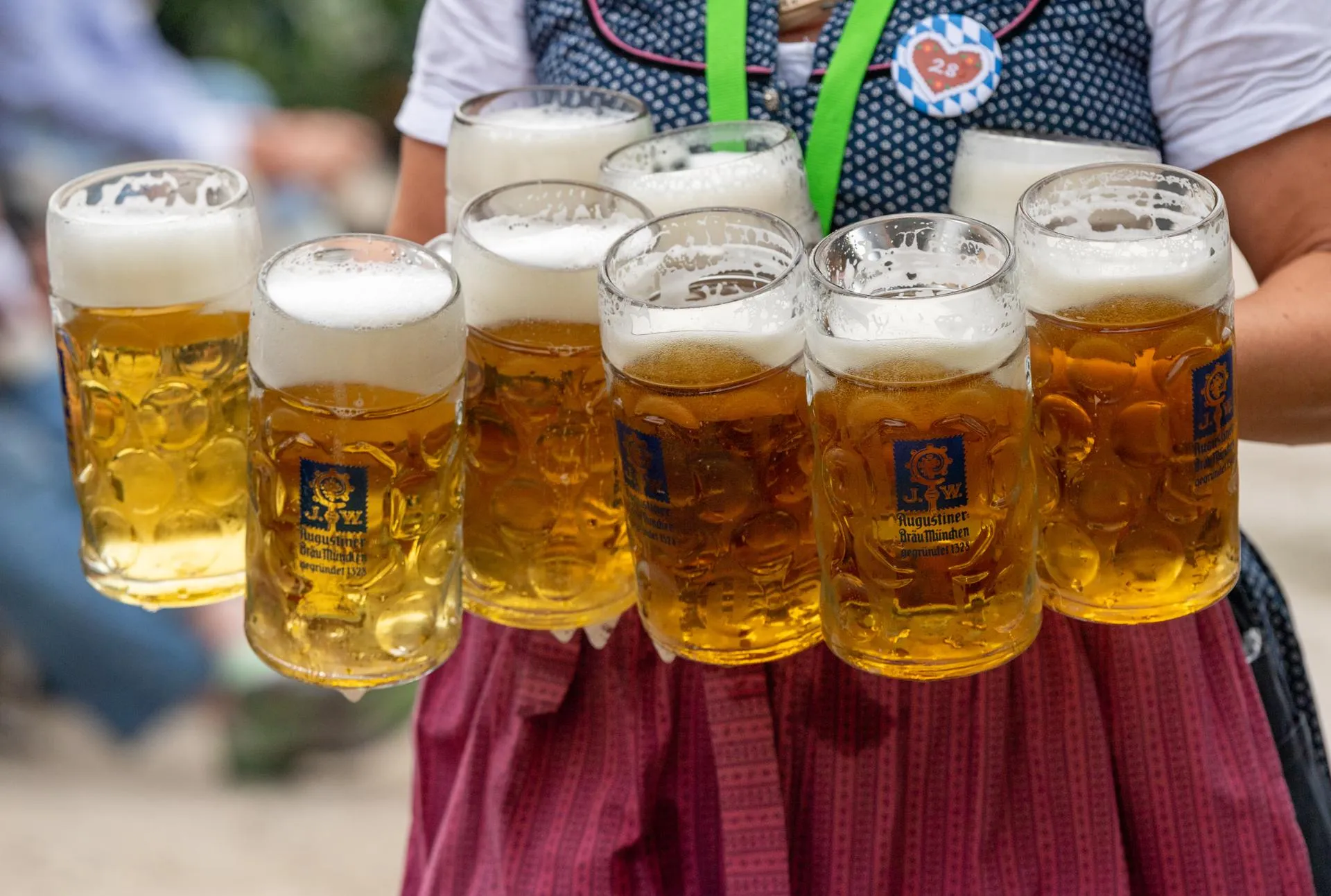 Официантка несет девять кружек пива во время фестиваля в Баварии. Фото: Peter Kneffel