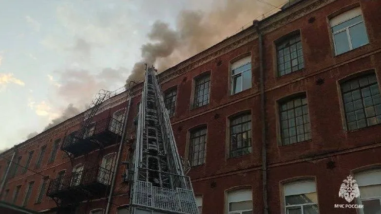 Крупный пожар произошел в здании бывшей фабрики в Подмосковье