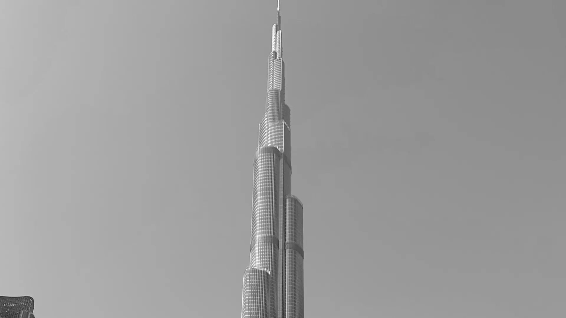 Небоскреб «Бурдж-Халифа» в Дубае подсветили в цвета российского флага