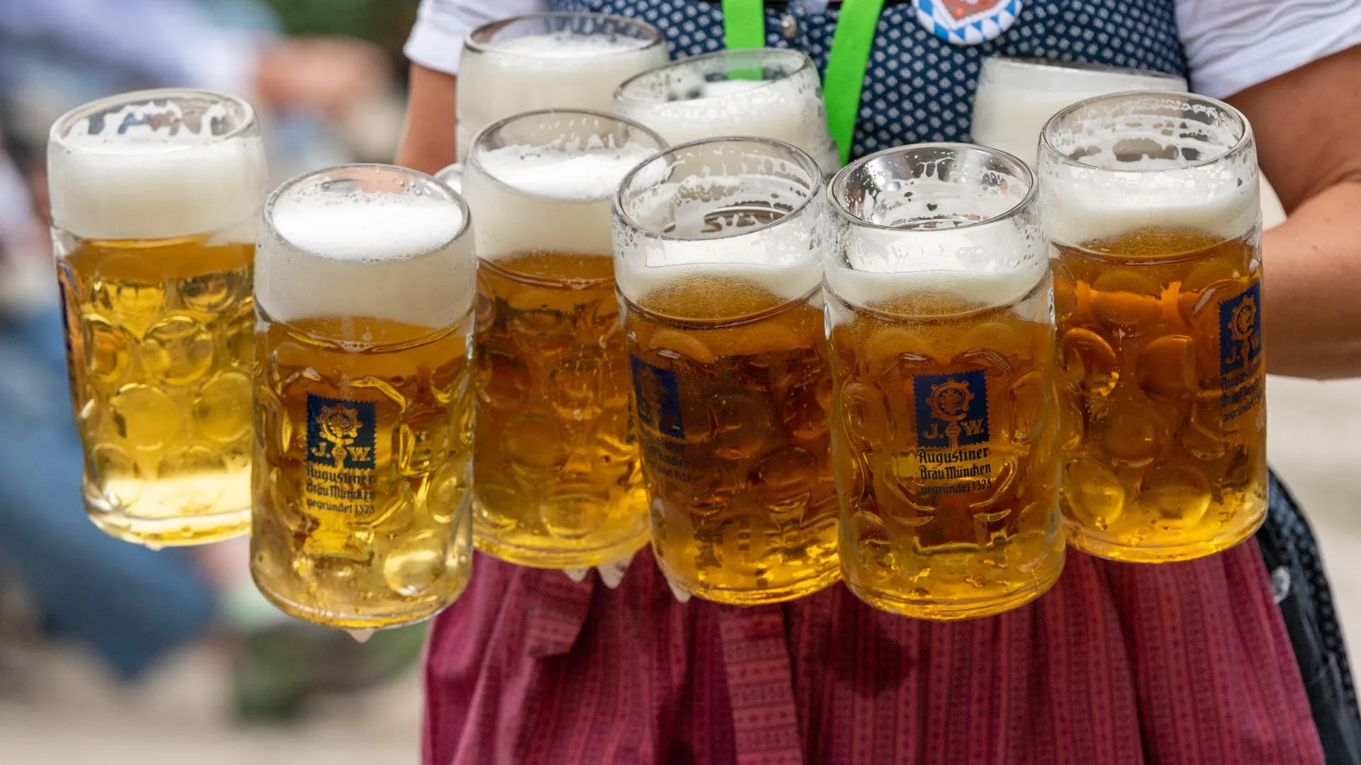 Официантка несет девять кружек пива во время фестиваля в Баварии. Фото: Peter Kneffel