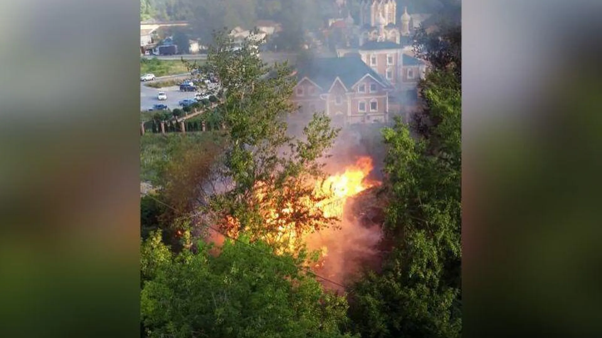 Серьезный пожар случился у стен храма в Дмитрове