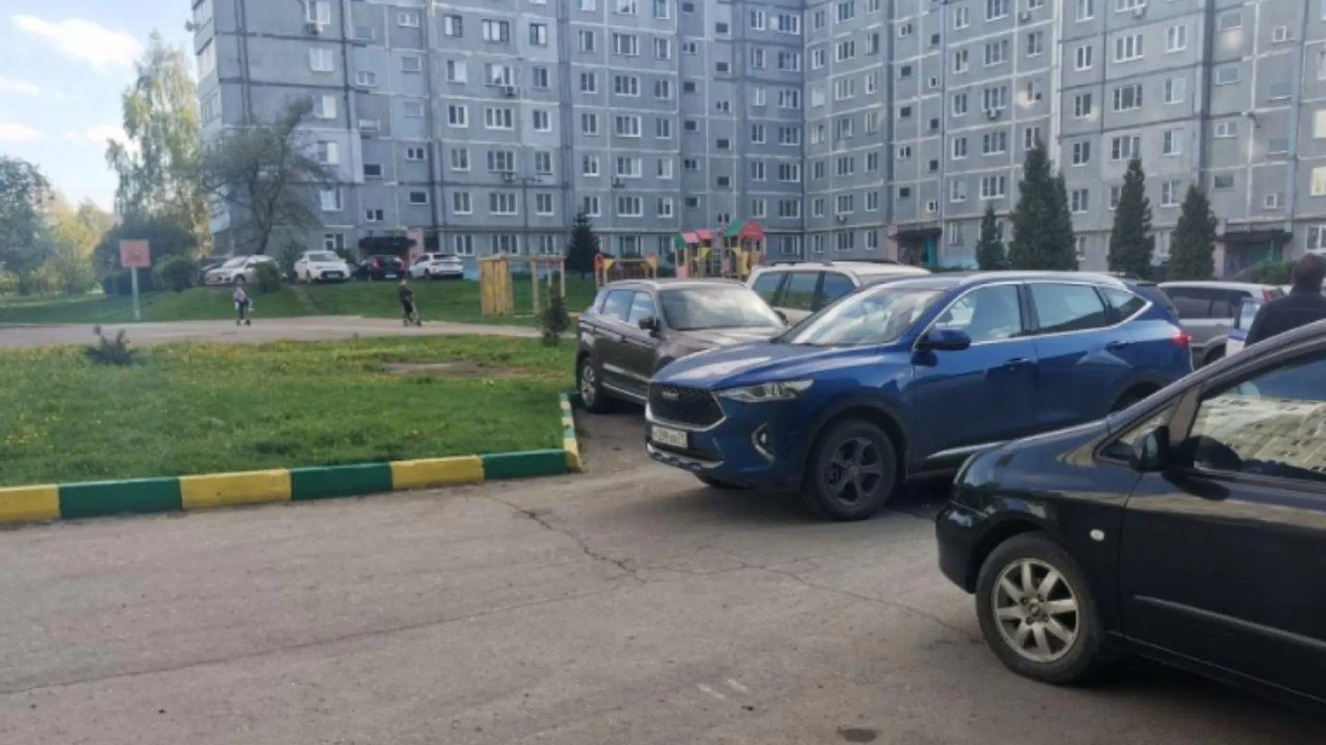 Иномарка сбила ребенка во дворе в Новомосковске