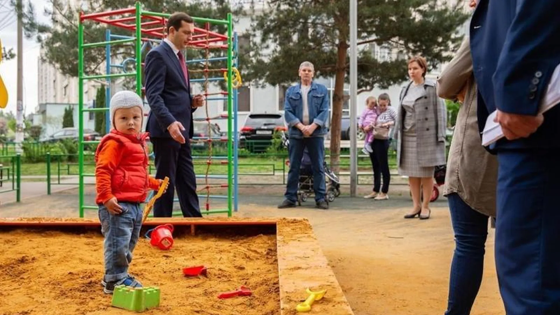Термоядерный песок завезли на детские площадки в Котельниках