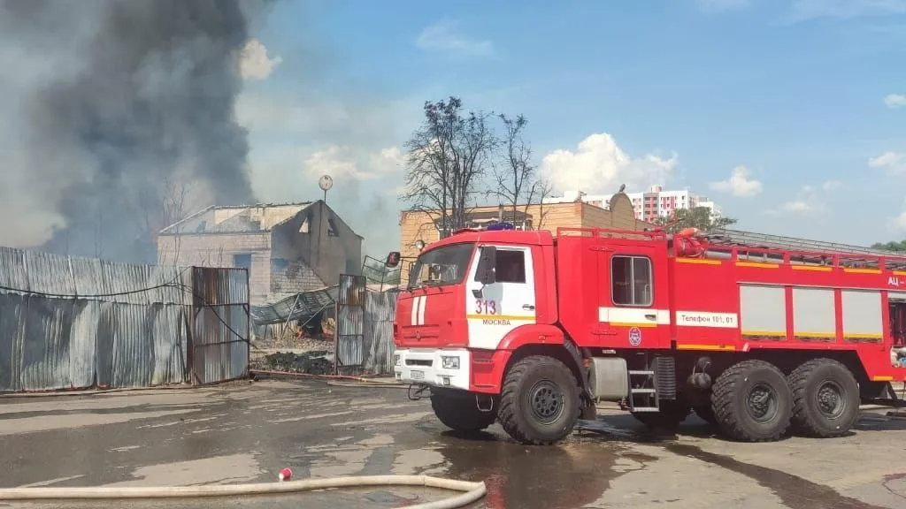Пожар произошел на складе в подмосковном Одинцово