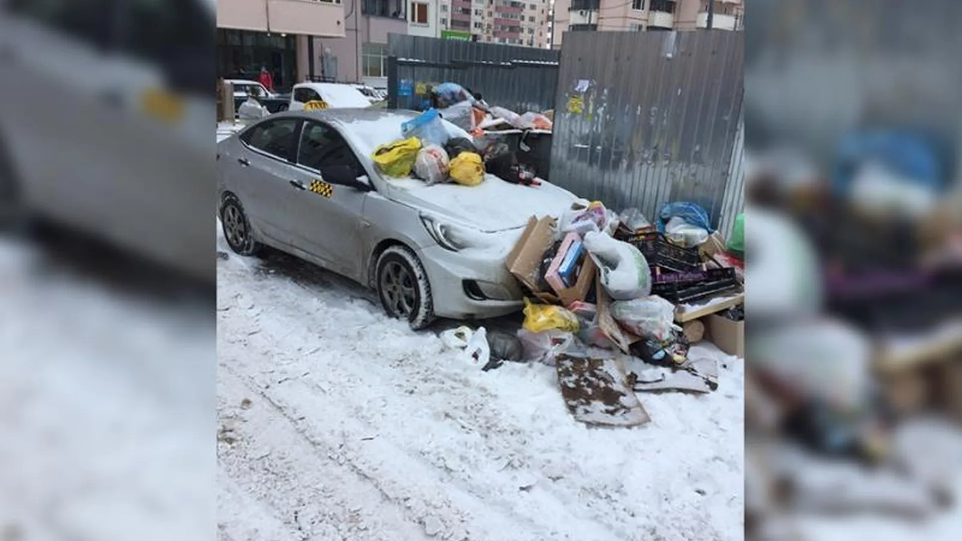 Жители Трехгорки наказали таксиста, закидав его машину мусором