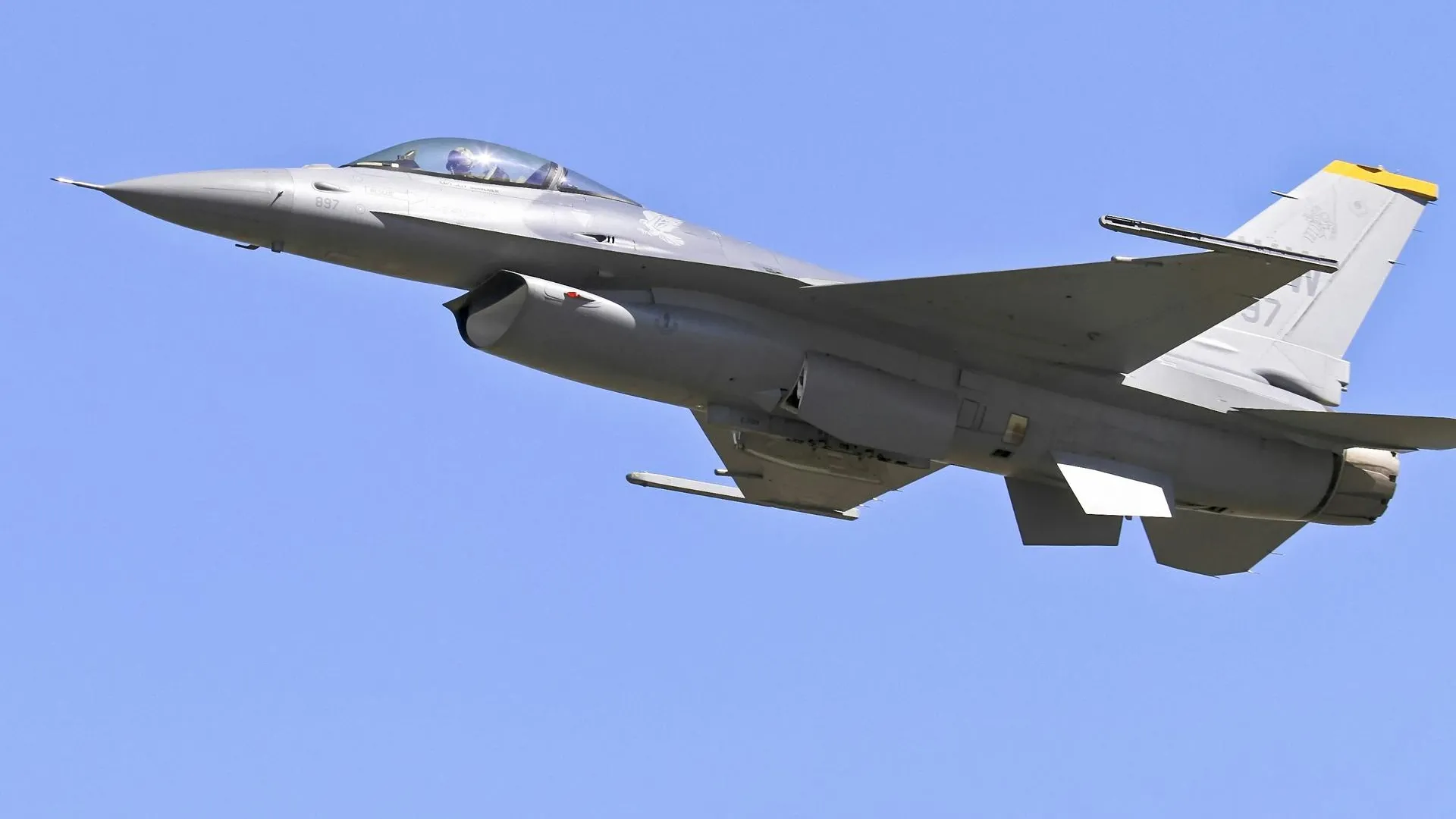 Поставку F-16 на Украину назвали в Крыму опасными играми